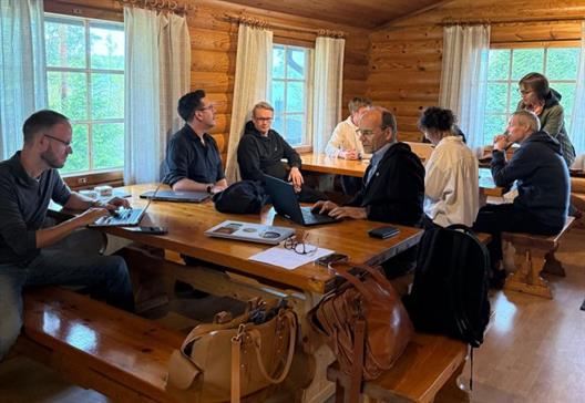 sitzende Gruppe mit Fussenecker